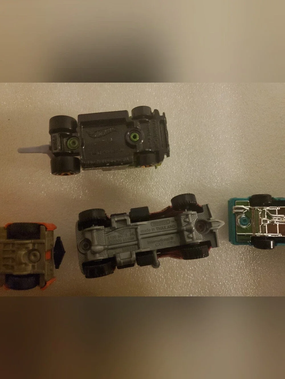5 Diecast Vehicles 2 Tow Trucks Flatbed & 2 Pickup Trucks Matchbox Hot Wheels